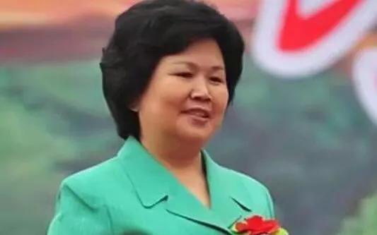 她28年来主持新闻联播0失误，半生荣光最后却毁在了钱上，太可惜