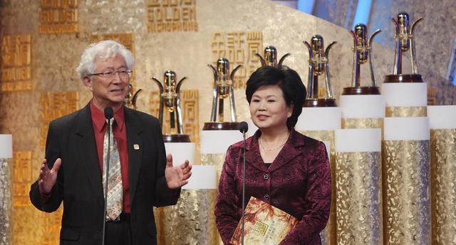 她28年来主持新闻联播0失误，半生荣光最后却毁在了钱上，太可惜