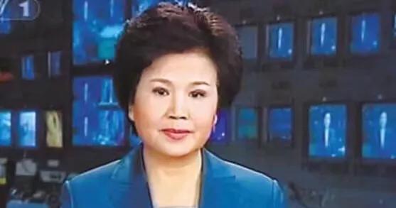 她28年来主持新闻联播0失误，半生荣光最后却毁在了钱上，太可惜