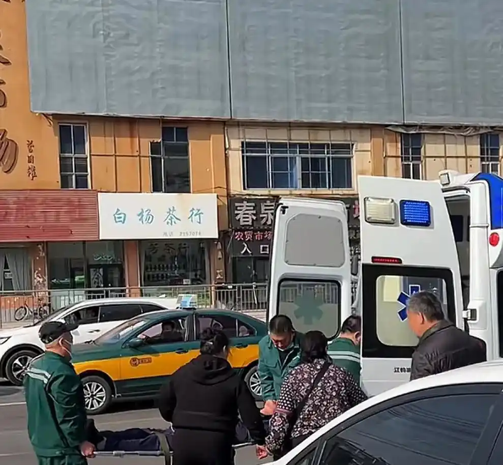 营口老人碰瓷宝马后续：被揭是老手，网友挖出其更多碰瓷图片