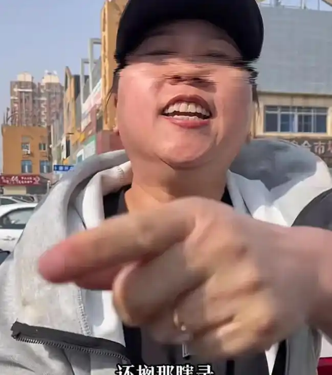 营口老人碰瓷宝马后续：被揭是老手，网友挖出其更多碰瓷图片