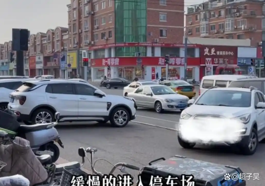 宝马司机外地遭碰瓷后续：老人叫多人围堵，车主发声