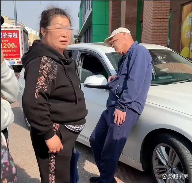 宝马司机外地遭碰瓷后续：老人叫多人围堵，车主发声