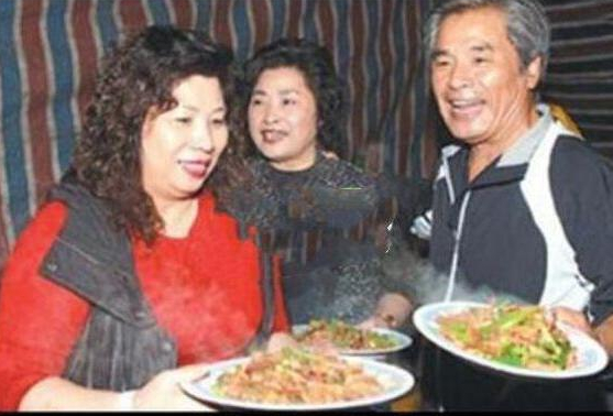 现实版韦小宝，70岁影帝坐拥6个老婆，因妻子生意失败卖豪宅还债