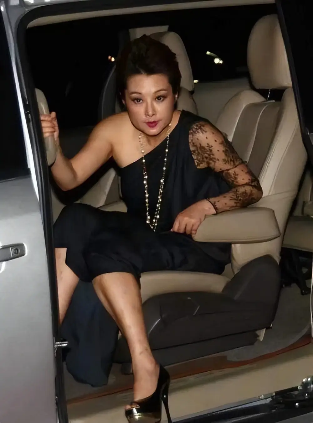 被宠12年不愿结婚，他娶了奥运冠军家庭美满，她却三婚50岁无子女