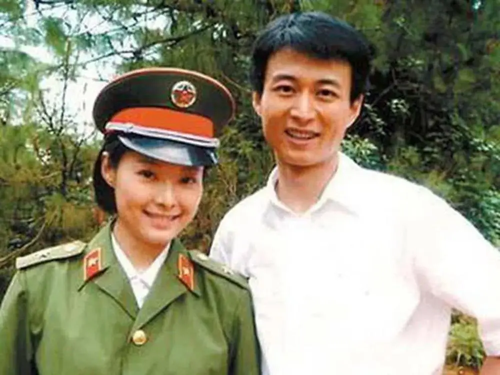 被宠12年不愿结婚，他娶了奥运冠军家庭美满，她却三婚50岁无子女