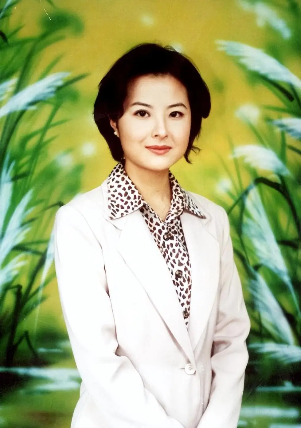 张泉灵：曾是央视知名主持人，辞职后创业，如今满头白发断崖衰老