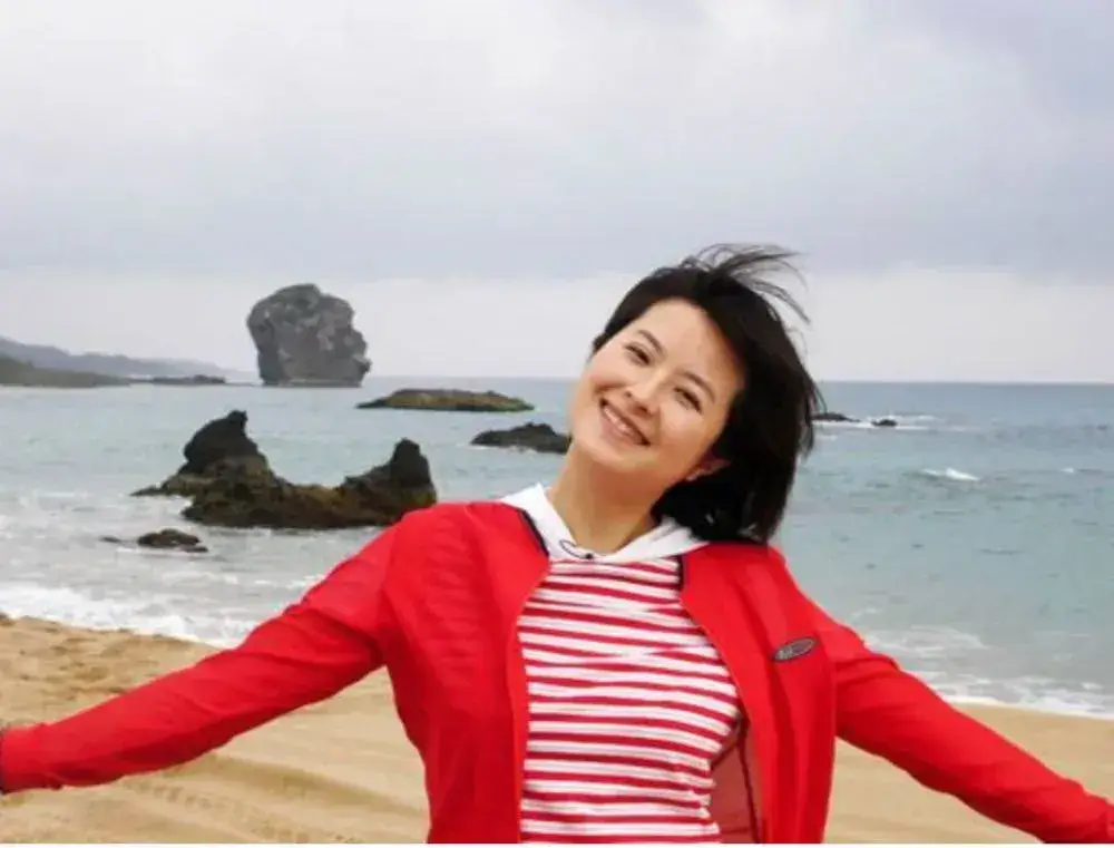 张泉灵：曾是央视知名主持人，辞职后创业，如今满头白发断崖衰老