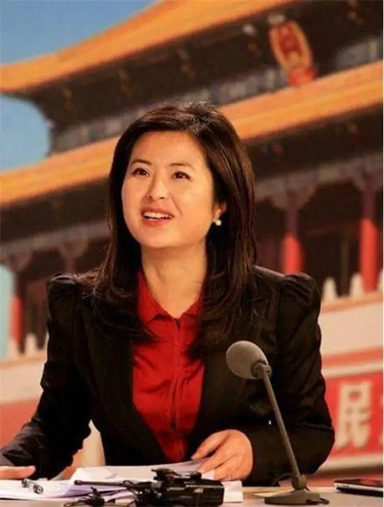 张泉灵：曾是央视知名主持人，辞职后创业，如今满头白发断崖衰老