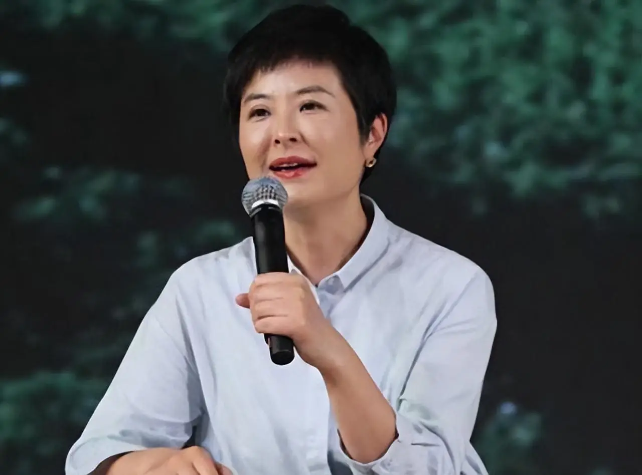 张泉灵：曾是央视知名主持人，辞职后创业，如今满头白发断崖衰老