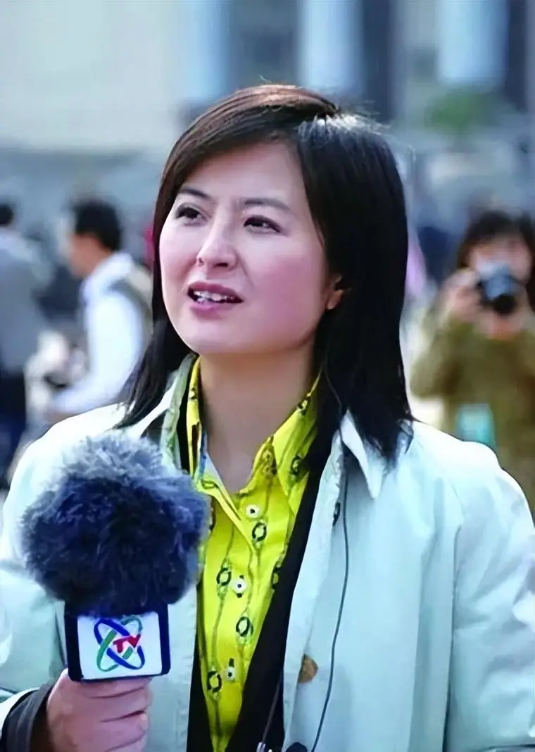 张泉灵：曾是央视知名主持人，辞职后创业，如今满头白发断崖衰老