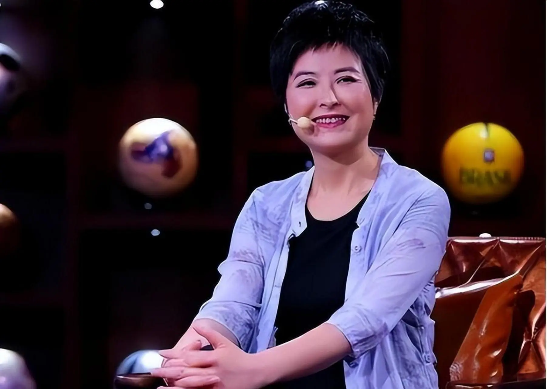张泉灵：曾是央视知名主持人，辞职后创业，如今满头白发断崖衰老
