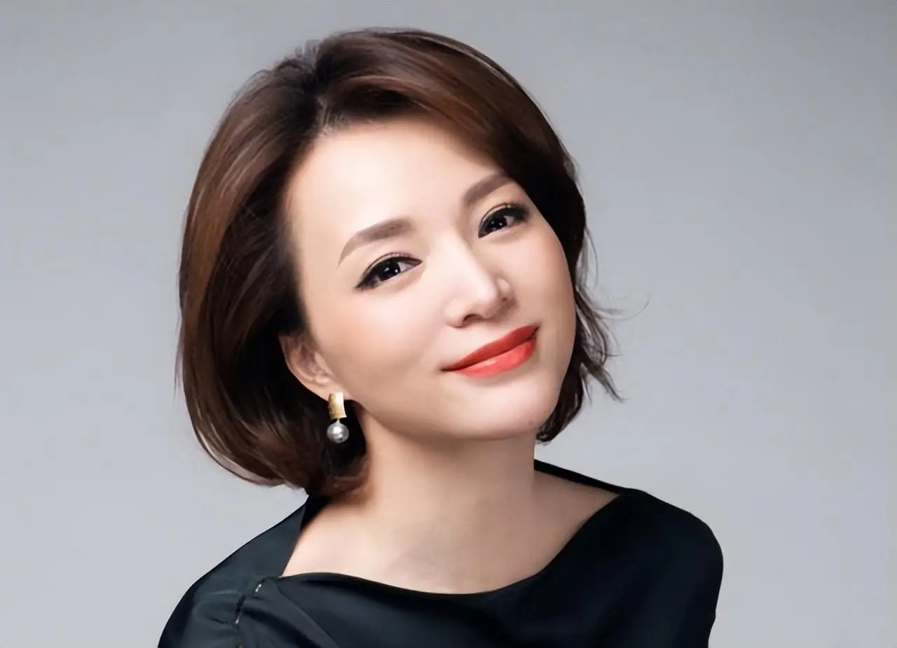 张泉灵：曾是央视知名主持人，辞职后创业，如今满头白发断崖衰老