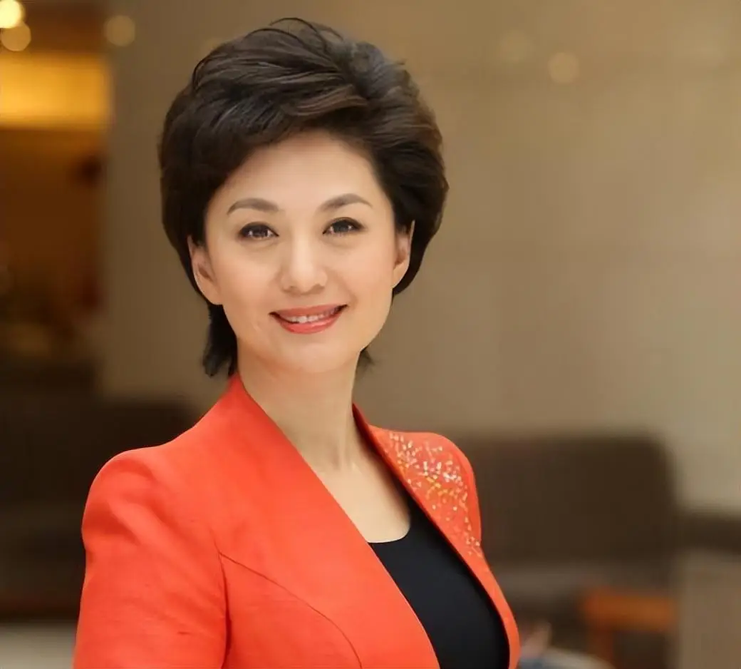 张泉灵：曾是央视知名主持人，辞职后创业，如今满头白发断崖衰老