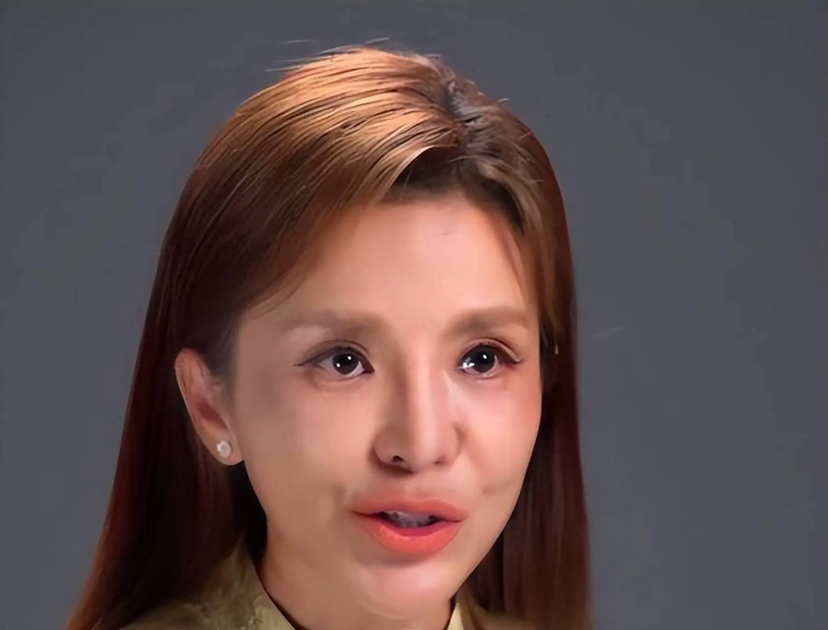 张泉灵：曾是央视知名主持人，辞职后创业，如今满头白发断崖衰老