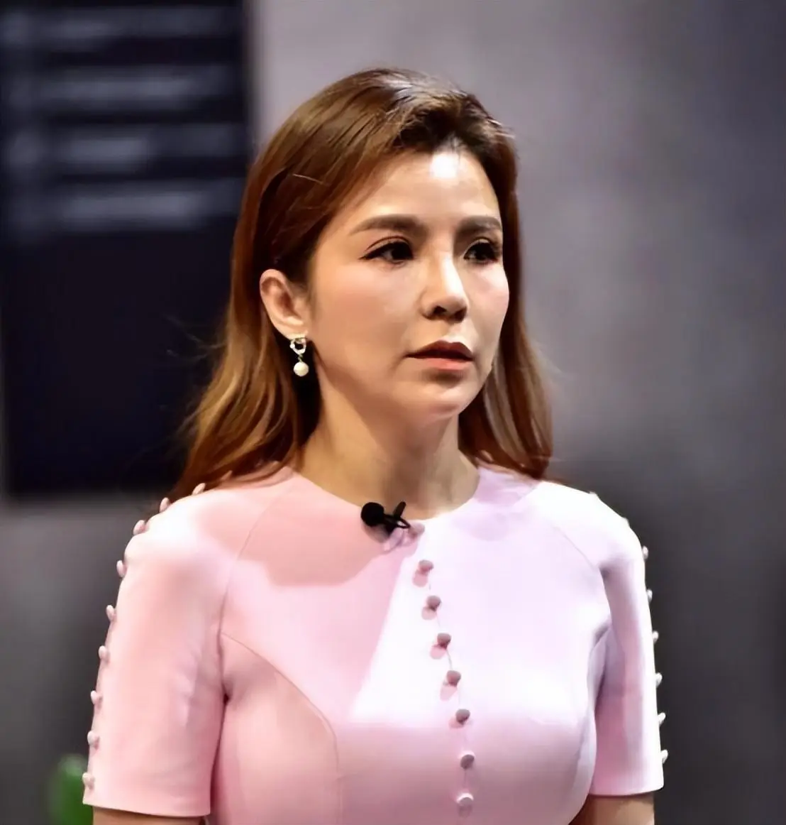 张泉灵：曾是央视知名主持人，辞职后创业，如今满头白发断崖衰老