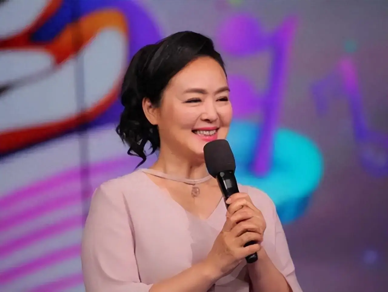 张泉灵：曾是央视知名主持人，辞职后创业，如今满头白发断崖衰老
