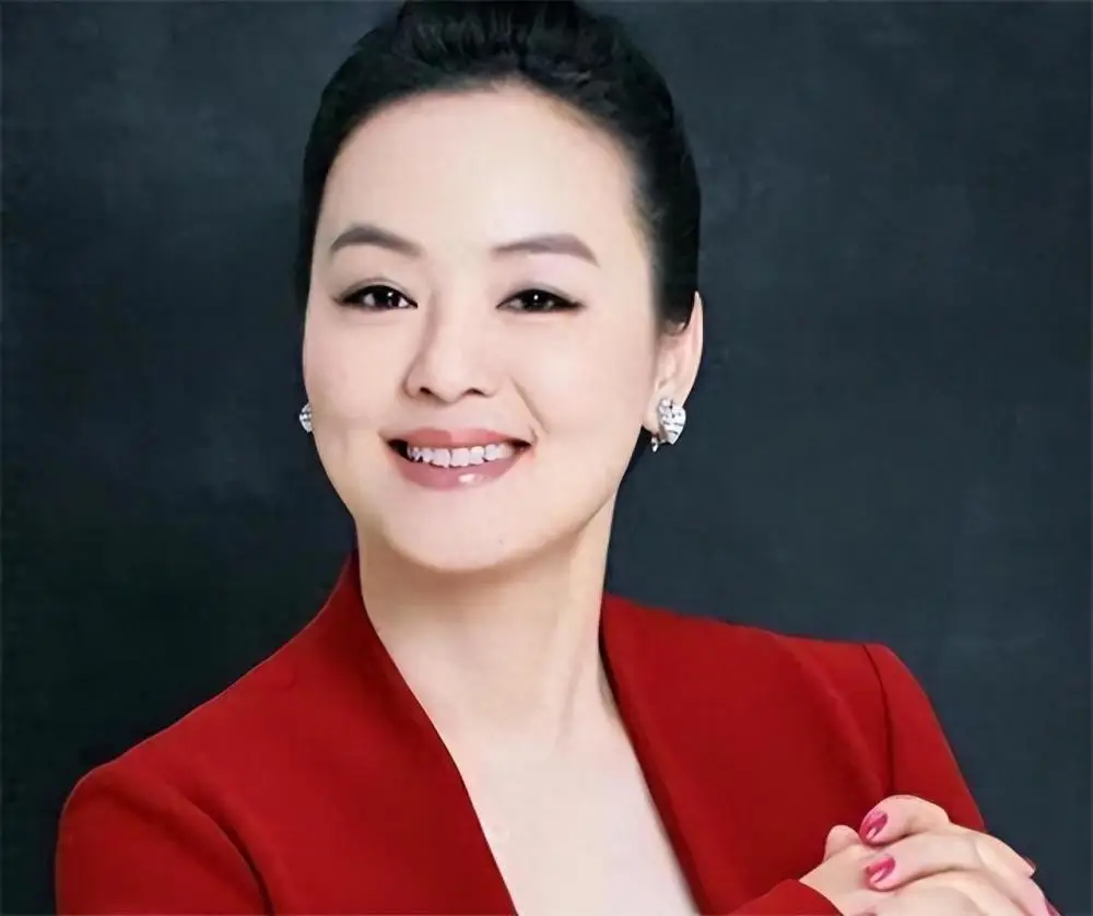 张泉灵：曾是央视知名主持人，辞职后创业，如今满头白发断崖衰老