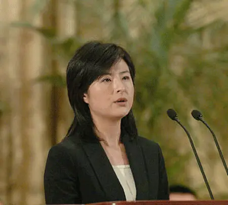 张泉灵：曾是央视知名主持人，辞职后创业，如今满头白发断崖衰老