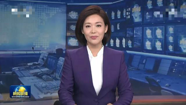 《新闻联播》第4位新主播郑丽，坐刚强旁边，紧张到晃头手发抖