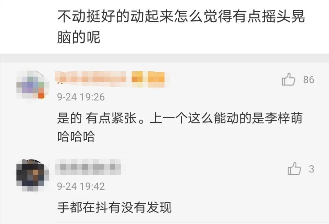 《新闻联播》第4位新主播郑丽，坐刚强旁边，紧张到晃头手发抖