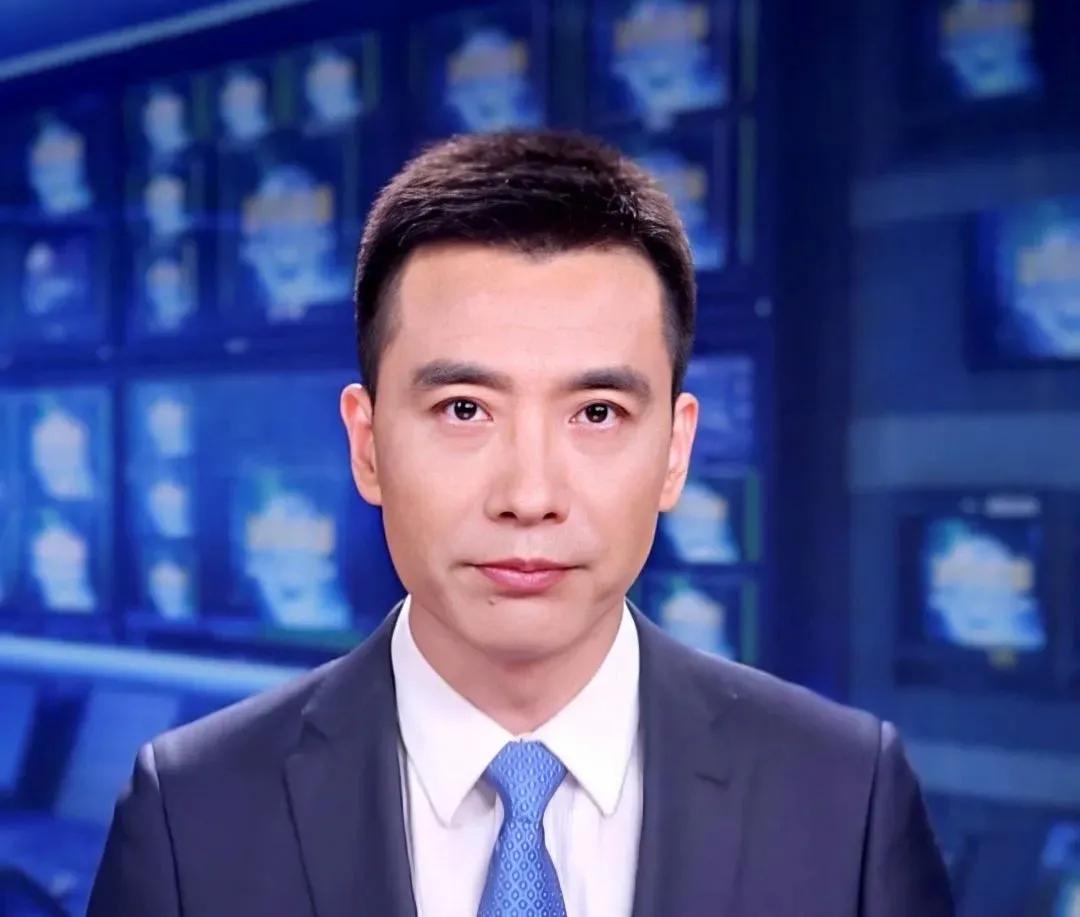 《新闻联播》第4位新主播郑丽，坐刚强旁边，紧张到晃头手发抖