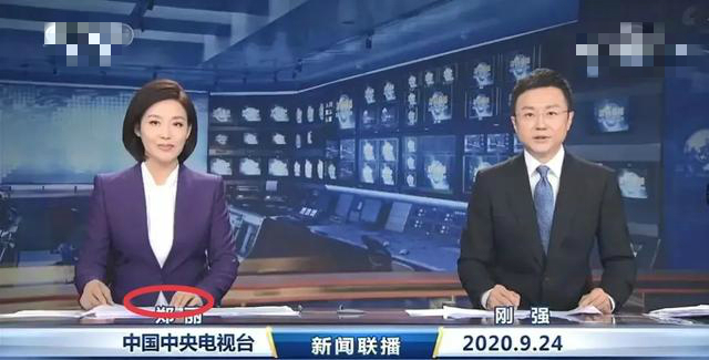 《新闻联播》第4位新主播郑丽，坐刚强旁边，紧张到晃头手发抖
