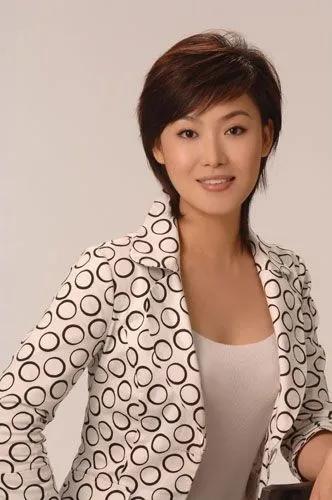《新闻联播》第4位新主播郑丽，坐刚强旁边，紧张到晃头手发抖