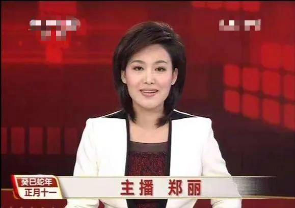 《新闻联播》第4位新主播郑丽，坐刚强旁边，紧张到晃头手发抖