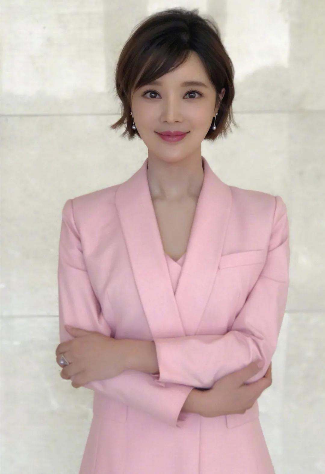 《新闻联播》第4位新主播郑丽，坐刚强旁边，紧张到晃头手发抖