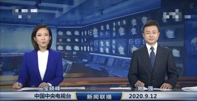 《新闻联播》第4位新主播郑丽，坐刚强旁边，紧张到晃头手发抖