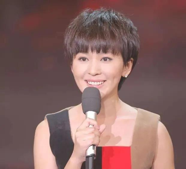《新闻联播》第4位新主播郑丽，坐刚强旁边，紧张到晃头手发抖