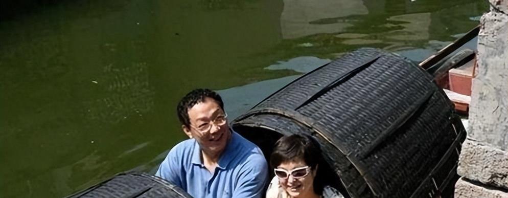 央视一姐嫁给比自己大18岁李铁，放弃央视铁饭碗，如今怎样？