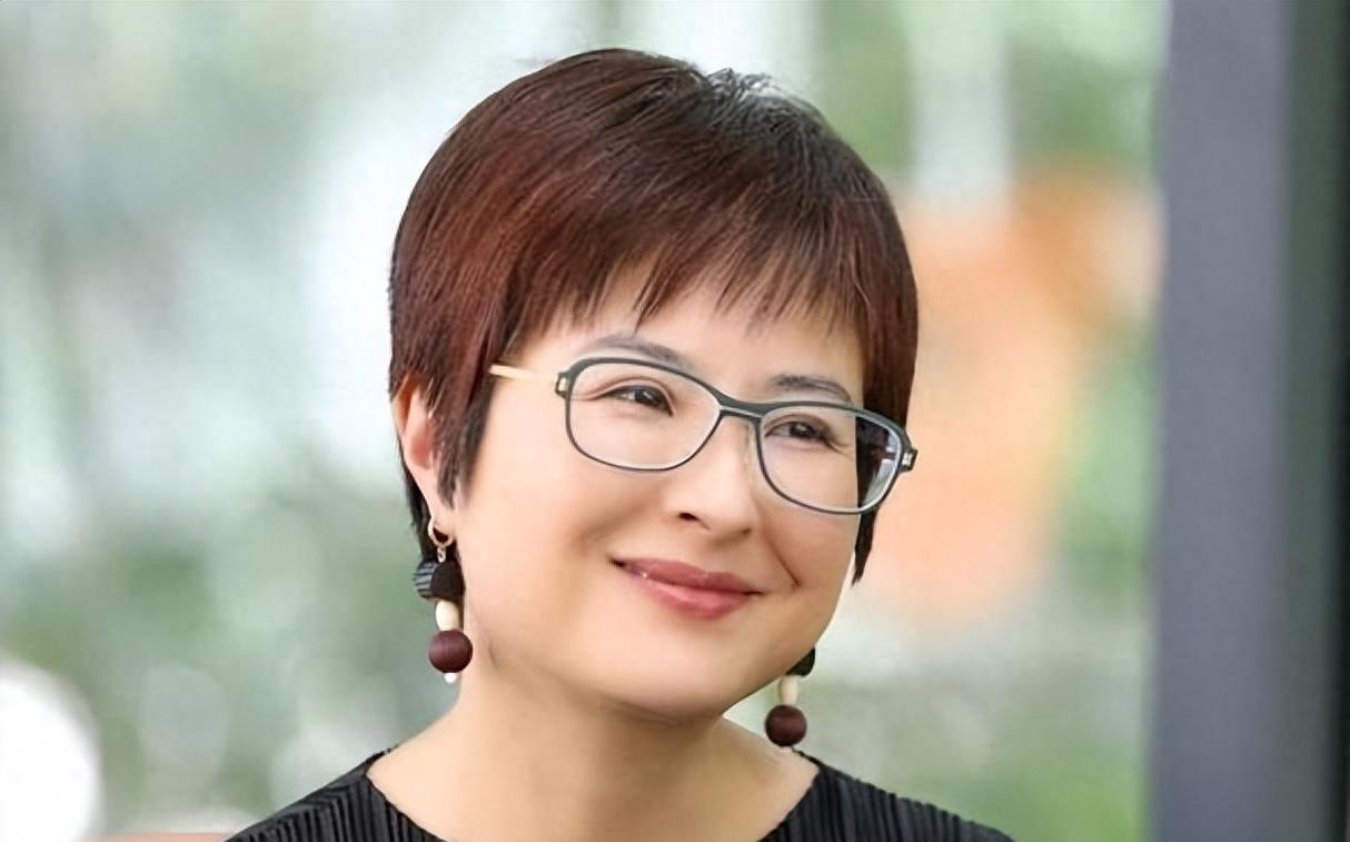 央视一姐嫁给比自己大18岁李铁，放弃央视铁饭碗，如今怎样？