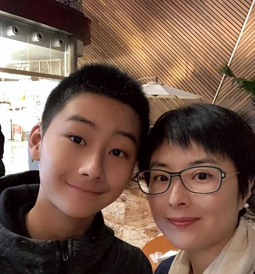 央视一姐嫁给比自己大18岁李铁，放弃央视铁饭碗，如今怎样？