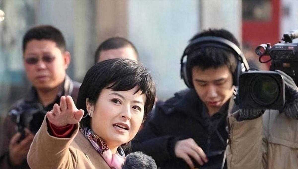 央视一姐嫁给比自己大18岁李铁，放弃央视铁饭碗，如今怎样？