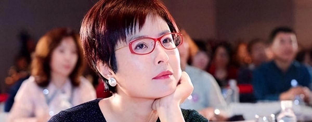央视一姐嫁给比自己大18岁李铁，放弃央视铁饭碗，如今怎样？