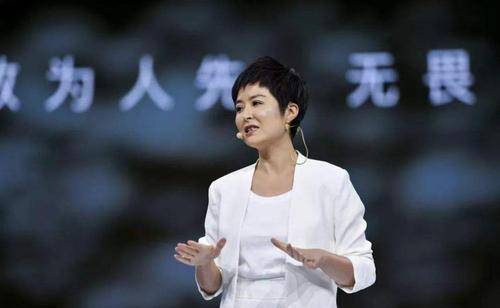 因咳血重思人生的张泉灵，离开电视后，今47岁形象再颠覆