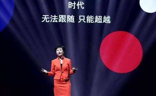 因咳血重思人生的张泉灵，离开电视后，今47岁形象再颠覆
