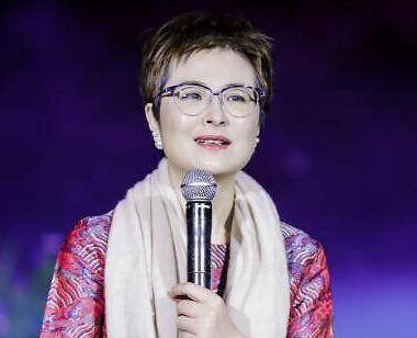 因咳血重思人生的张泉灵，离开电视后，今47岁形象再颠覆