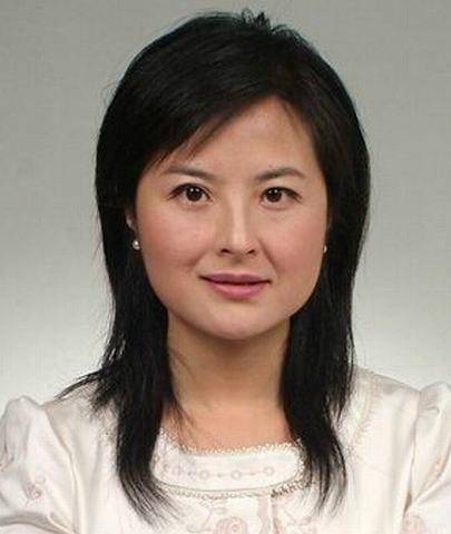因咳血重思人生的张泉灵，离开电视后，今47岁形象再颠覆