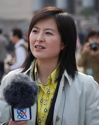 47岁的张泉灵，因一场乌龙“患病”事件离开电视，如今她怎样了