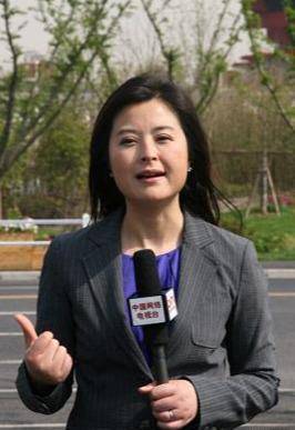 47岁的张泉灵，因一场乌龙“患病”事件离开电视，如今她怎样了