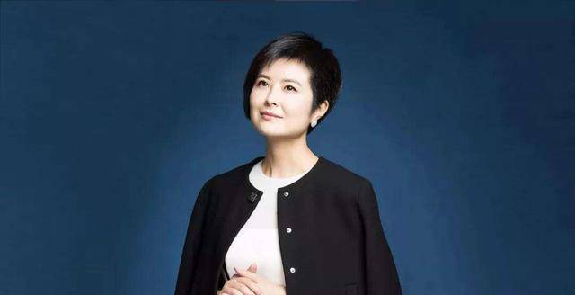 47岁的张泉灵，因一场乌龙“患病”事件离开电视，如今她怎样了