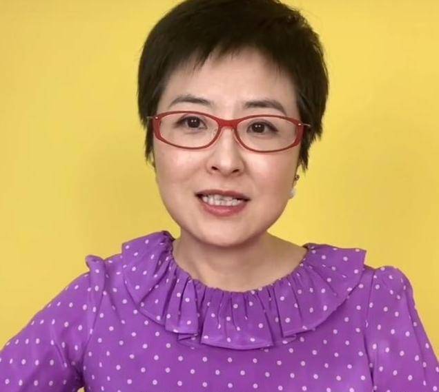 47岁的张泉灵，因一场乌龙“患病”事件离开电视，如今她怎样了