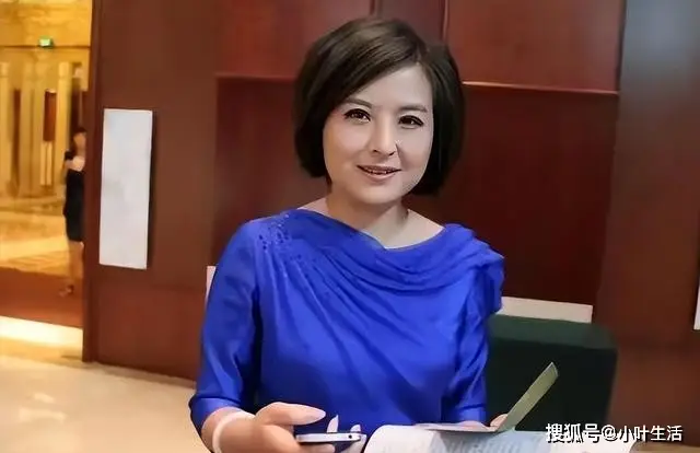 张泉灵近况：白发苍苍，低调嫁大18岁李铁，19岁儿子英俊帅气