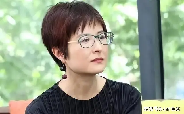 张泉灵近况：白发苍苍，低调嫁大18岁李铁，19岁儿子英俊帅气