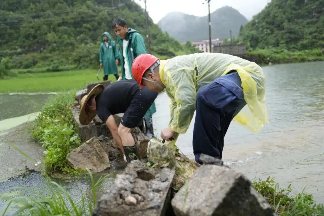 贵州多地遭遇洪涝灾害，南方电网公司全力抢修复电