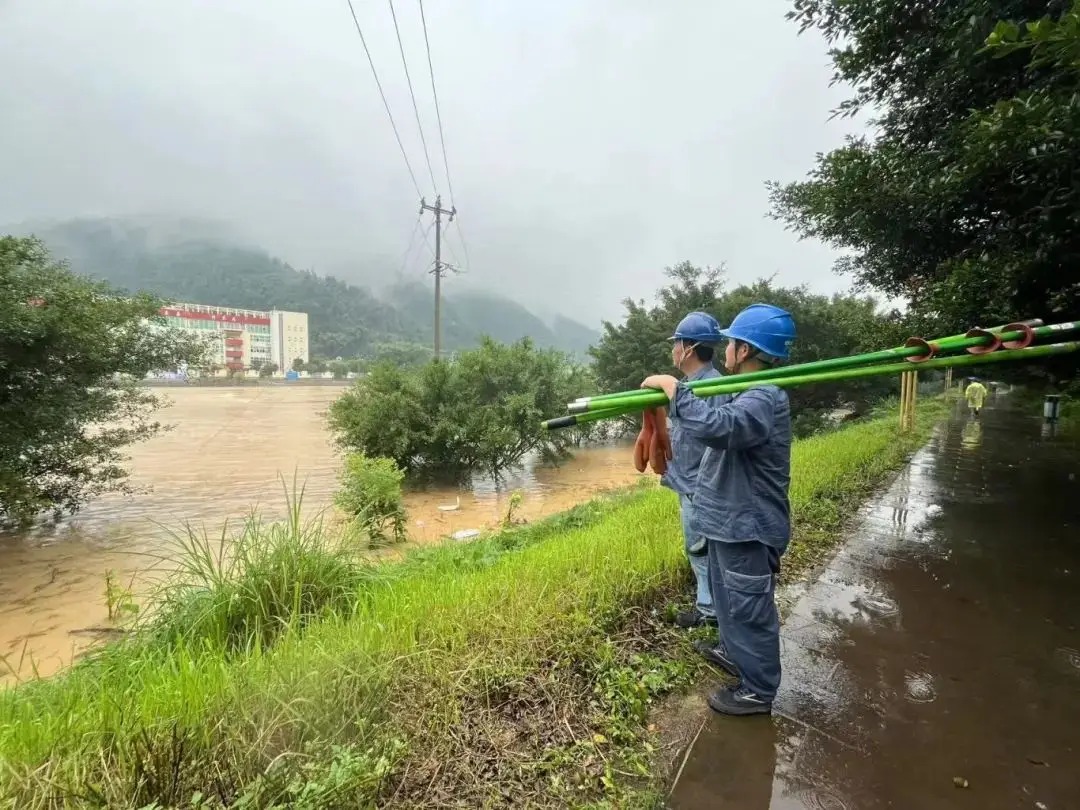 贵州多地遭遇洪涝灾害，南方电网公司全力抢修复电