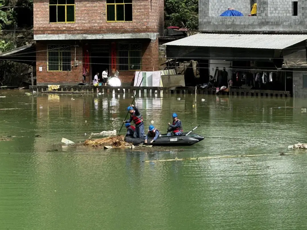贵州多地遭遇洪涝灾害，南方电网公司全力抢修复电